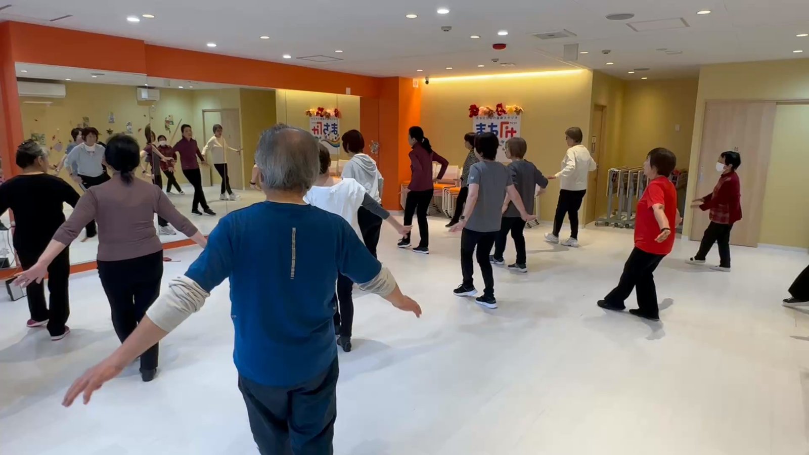 流行りの曲で簡単ダンス