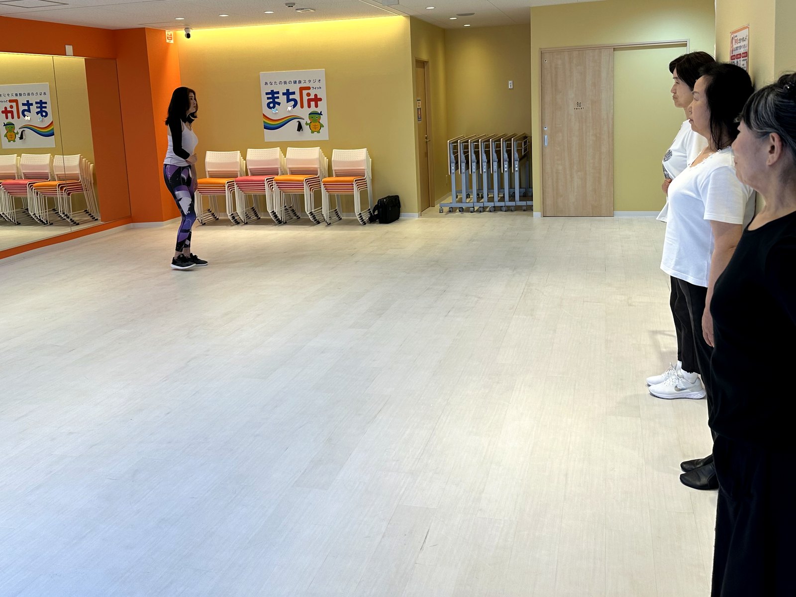 池上スタジオで、インストラクターの前に並んで立ち姿勢を確かめる参加者たち